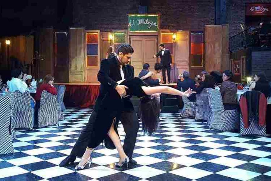 Fachada iluminada del restaurante y teatro El Milongón en el barrio Cordón de Montevideo.